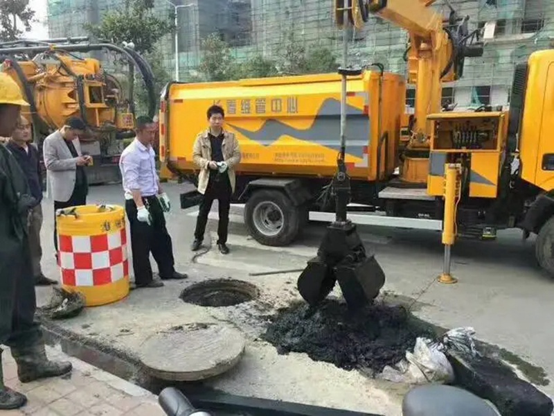 凌海街道：网格员化身“清道夫”，为民解忧疏通“堵心”化粪池
