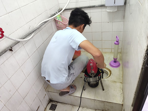 凌海肥皂掉到马桶里把马桶堵住了怎么办？马桶堵住了怎么办