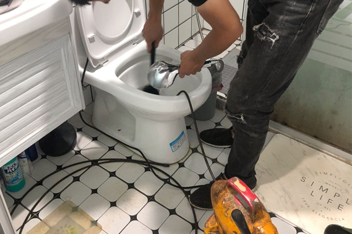 凌海马桶堵塞自己疏通还是找师傅？专业上门服务让你省时更省心