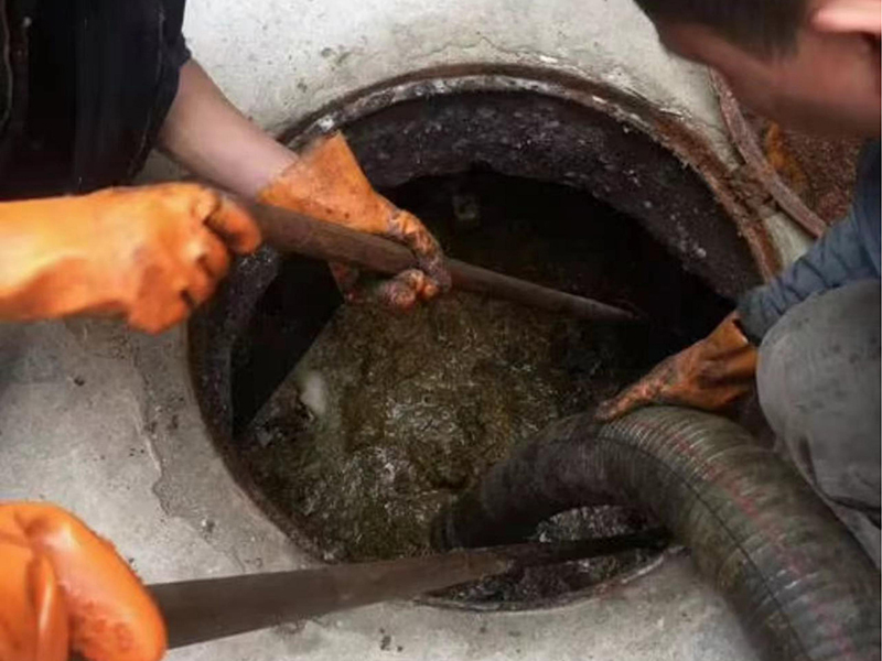 凌海清理化粪池时如何避免沼气的危害？